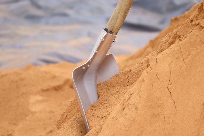Ungewaschener Bausand ist für den Bau eines Sandariums geeignet (© Pixabay).